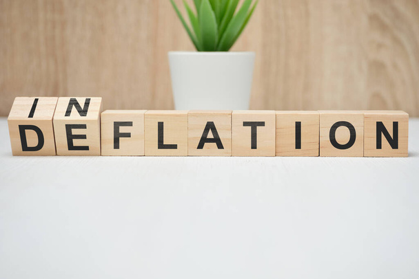 Geschäftskonzept spricht von Inflation Deflation auf Holzklötzen. Nahaufnahme. - Foto, Bild