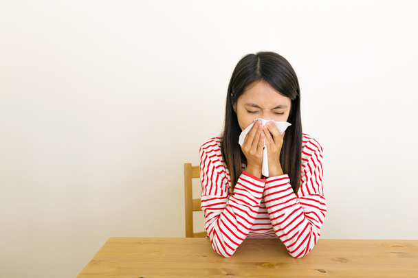 Asiática mujer estornudando en casa
 - Foto, Imagen
