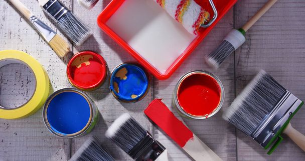 Canette de peinture et pinceaux de différentes tailles pour la décoration de la maison. - Photo, image
