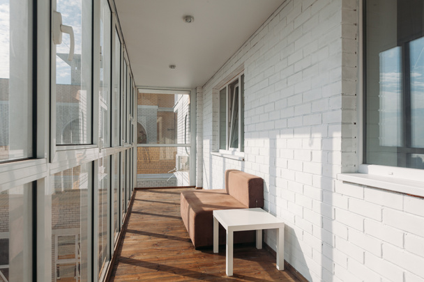 moderno balcone con loggia bianca in un edificio residenziale all'ultimo piano in una mattina di sole
 - Foto, immagini