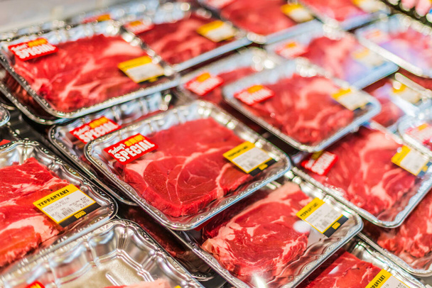 SINGAPORE - 3 MAR 2020: Varietà di prodotti a base di carne messi in vendita in frigorifero commerciale al supermercato
 - Foto, immagini