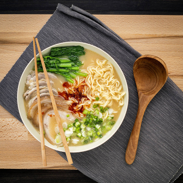 Ασιατικό ράμεν noodle χοιρινή σούπα με βάση το χοιρινό chashu σε φόντο πίνακα κοπής - Φωτογραφία, εικόνα