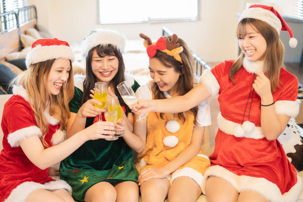 Asiatiche giovani donne che indossano costumi di Natale e avere una festa
 - Foto, immagini