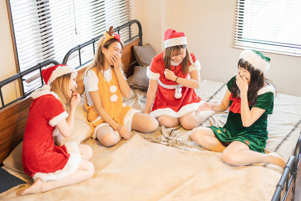 Aziatische jonge vrouwen dragen kerstkostuums en het hebben van een feest - Foto, afbeelding