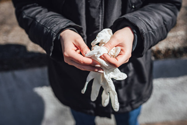Femmes portant des gants médicaux en plastique pour la protection ageinst Coronavirus
 - Photo, image