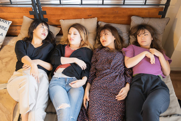 Cztery azjatyckie młode kobiety mają zabawną rozmowę w sypialni - Zdjęcie, obraz