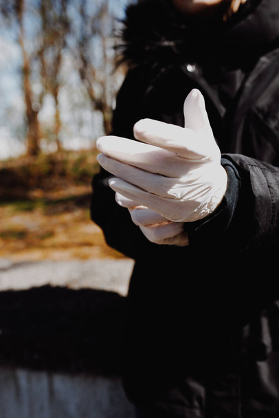 Las mujeres que se ponen guantes médicos de plástico para la protección ageinst Coronavirus
 - Foto, imagen