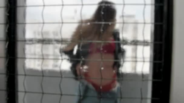Sexy dívka v červené krajky spodní prádlo a kožené sako pózování - Záběry, video