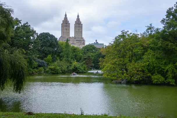 Влітку люди відвідують центральний парк на Манхеттені. - Фото, зображення