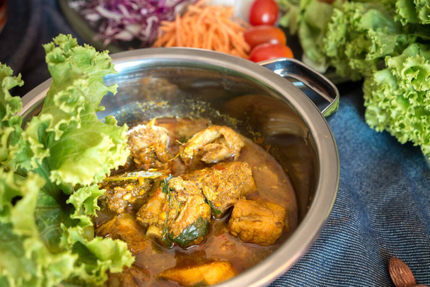 Sıcak ve baharatlı et körisi malzemesi olarak zerdeçal kullanılır. Asya yemekleri - Fotoğraf, Görsel