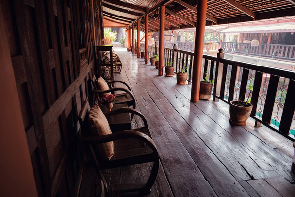 Tayland 'da eski moda dekorlu Asya tarzı bir otel. Mimariyle Eski Ev Dekorasyonu - Fotoğraf, Görsel