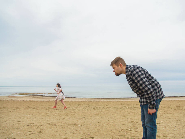 Недовольный мужчина ругает свою жену на пляже. Конфликт, ссора и проблемы в отношениях
. - Фото, изображение