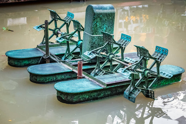 Залізні педалі човна на відомому плавучому ринку Паттайя, який має традиційні веслувальні човни. Сільські жителі продають традиційні харчі та сувеніри.. - Фото, зображення