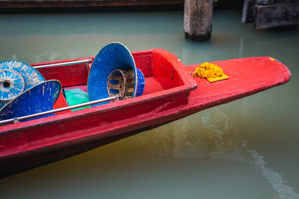 Блакитні капелюхи в човні на відомому плавучому ринку Паттайя, який має традиційні веслувальні човни. Сільські жителі продають традиційні харчі та сувеніри.. - Фото, зображення