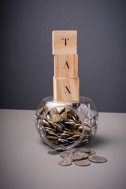Bir kavanoz dolusu bozuk para içeren vergi mükellefleri. Gelir vergisi ve emlak vergisi kavramı - Fotoğraf, Görsel