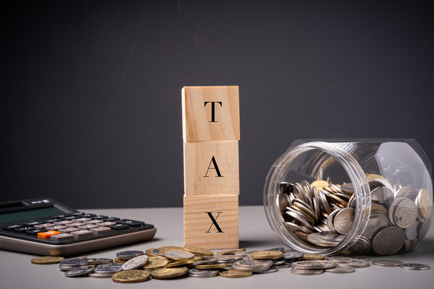 Налоговые декларации с банкой, полной монет. Концепция подоходного налога и налога на имущество
 - Фото, изображение