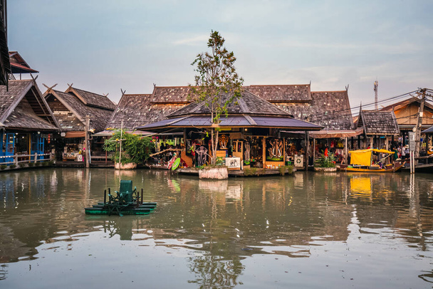 Διάσημη Pattaya πλωτή αγορά που έχει παραδοσιακές βάρκες κωπηλασίας. Οι χωρικοί πωλούν παραδοσιακά τρόφιμα και σουβενίρ. - Φωτογραφία, εικόνα