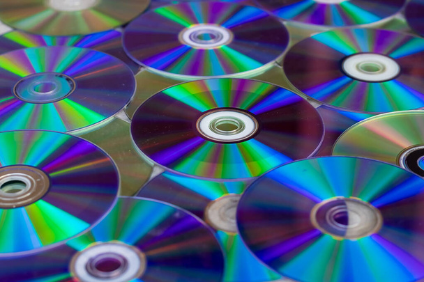 Montón de discos compactos. Tecnología retro
 - Foto, imagen