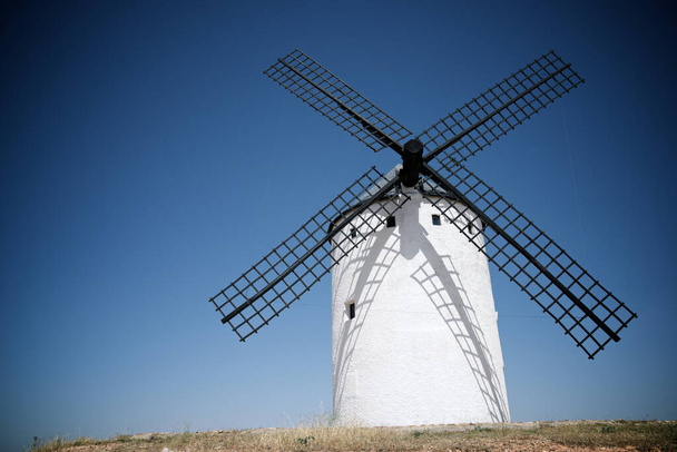 Windmolens in Alcazar de San Juan, Ciudad Real provincie, Castilla La Mancha, Spanje. - Foto, afbeelding