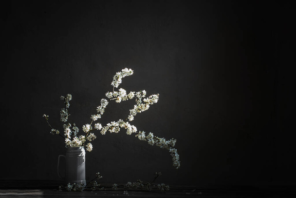Kirschblüten im weißen Krug auf altem Holztisch - Foto, Bild