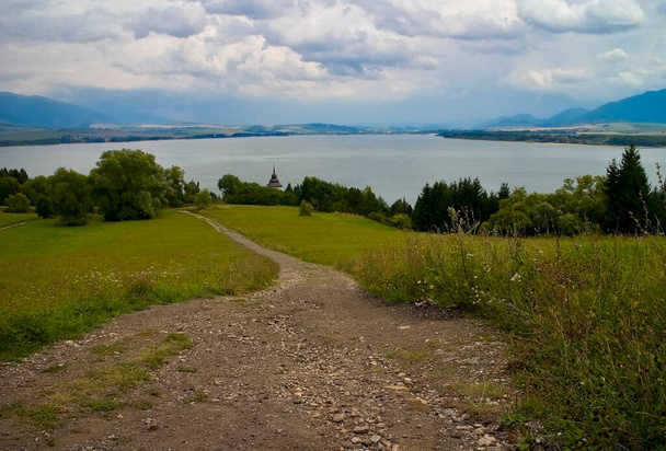 Veduta della diga Liptovska Mara dall'insediamento celtico - museo archeologico. Avventura sul Liptov. - Foto, immagini
