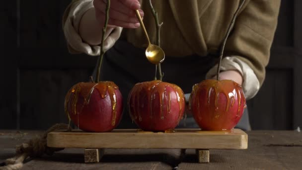 Жінка наливає карамель на червоні яблука
 - Кадри, відео