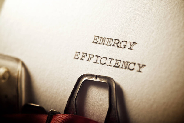 Текст энергоэффективности, написанный на пишущей машинке
. - Фото, изображение