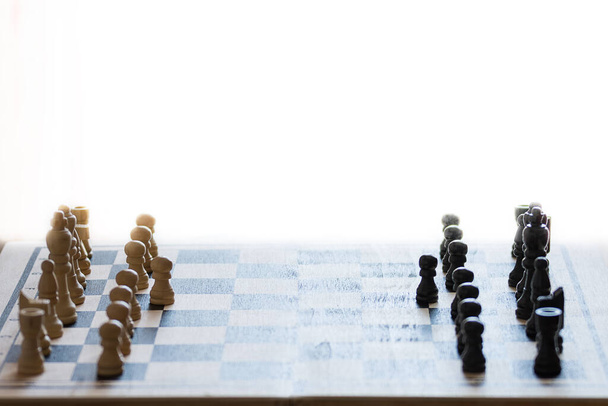 Schaken stukken op het schaakbord met selectieve focus. Zakelijk en motiverend concept. Kopieerruimte - Foto, afbeelding