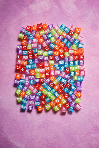 Cubi di lettera su un tavolo viola
. - Foto, immagini
