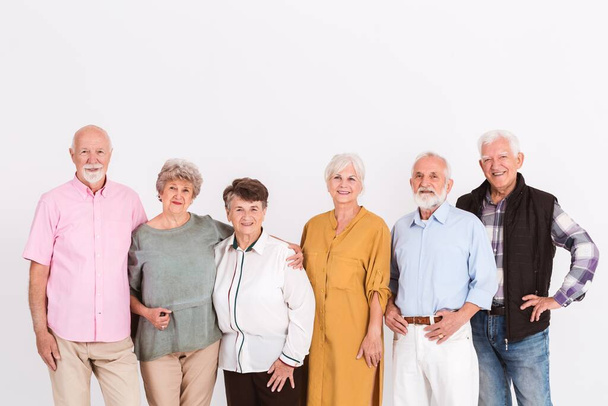 Λευκό εσωτερικό με την ομάδα των ηλικιωμένων ευτυχείς άνθρωποι σε casual υφάσματα - Φωτογραφία, εικόνα