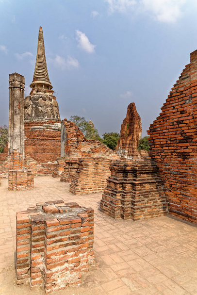 2020年1月21日、タイ、タイ、ユネスコの世界遺産に登録されたワット・マハートの古い仏教寺院 - 写真・画像