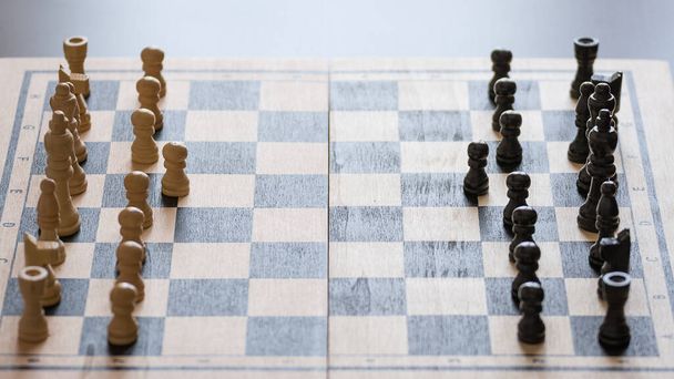Σκακιστικά κομμάτια στη σκακιέρα με επιλεκτική εστίαση. Έννοια επιχειρήσεων και κινήτρων. - Φωτογραφία, εικόνα