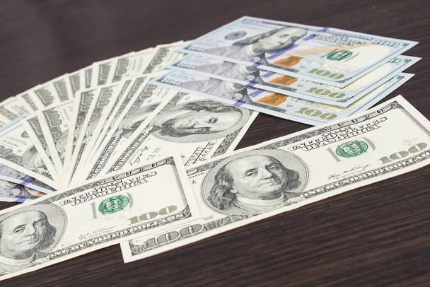 Bankbiljetten honderd dollar. Dollars liggen op tafel. Pakket dollars - Foto, afbeelding