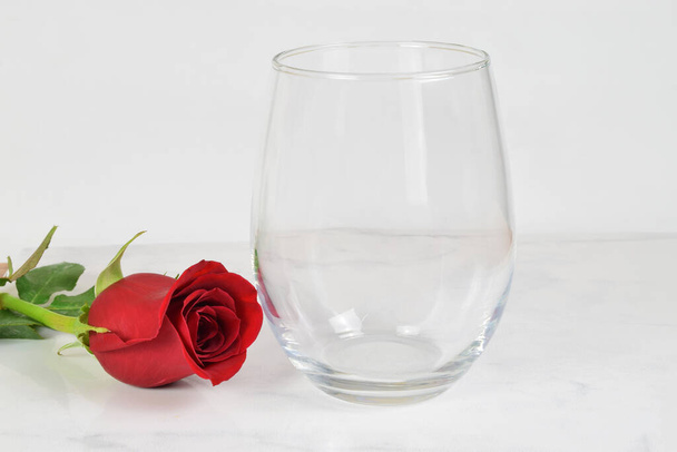 A no stem vinný pohár chlad romanticky vedle dlouhé stonek červené růže. - Fotografie, Obrázek