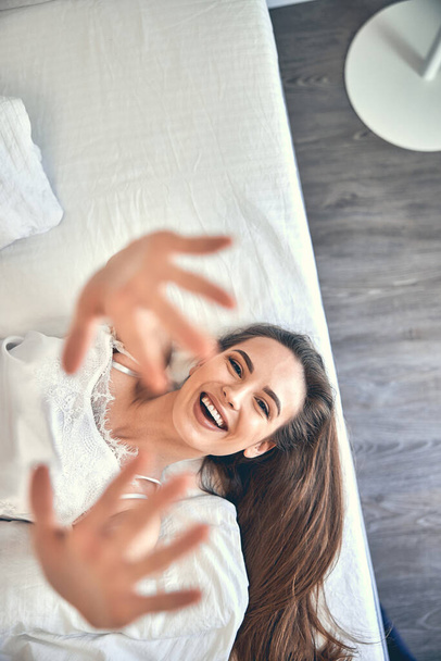 Happy woman having fun on bed at home - Foto, Bild