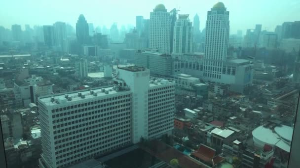 Vue sur la ville de Bangkok depuis l'ascenseur qui monte rapidement dans le gratte-ciel, Thaïlande, 4k
 - Séquence, vidéo
