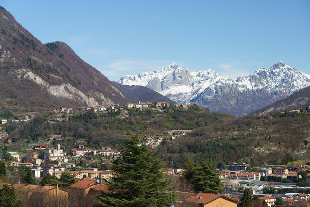 Paisaje de montaña en invierno cerca de Erba, Como, Lombardía, Italia
 - Foto, imagen