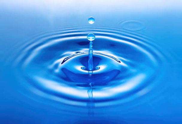 Kék vízcsepp fröccsenés és Ripple - Fotó, kép