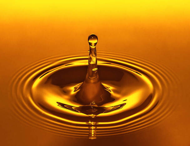 Gotita de aceite. Gotas de agua naranja amarilla
 - Foto, Imagen