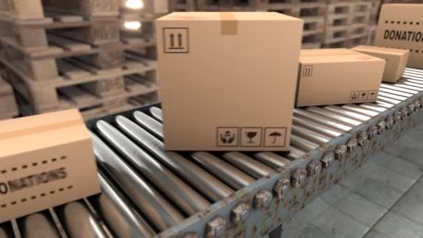 Производственная линия с картонными посылками разного размера на коробках завода
 - Кадры, видео