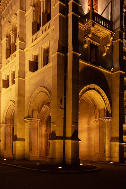 Ουγγρικό κτίριο του Κοινοβουλίου στην πόλη της Βουδαπέστης. Βουδαπέστη τη νύχτα. Ένα δείγμα της νεογοτθικής αρχιτεκτονικής, Βουδαπέστη τουριστικό αξιοθέατο - Φωτογραφία, εικόνα