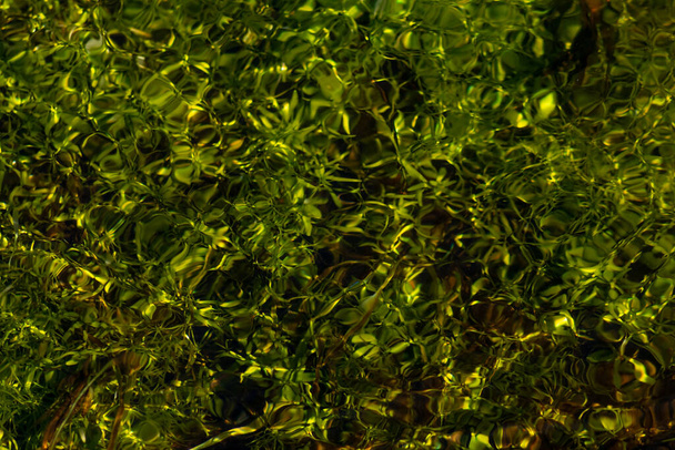 Hedvábné vlnky ve vodě křišťálově čistého potoka jako idylické přírodní pozadí s vysokým úhlem pohledu ukazuje zelené vodní rostliny a malé vlny v horském prameni s průzračným plovoucím potokem - Fotografie, Obrázek