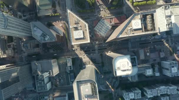 АЭРИАЛ: Медленный взлетающий птичий глаз Вид на полет над центром Лос-Анджелеса, Калифорния Гранд-авеню, в красивом свете Санрайза с видом на небоскребы и проезжающие автомобили
  - Кадры, видео