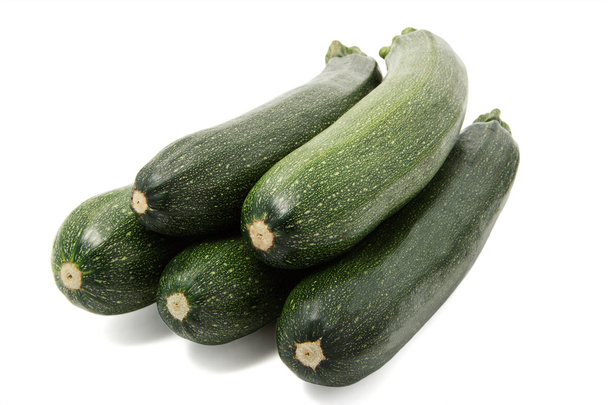verse courgettes op witte achtergrond - Foto, afbeelding