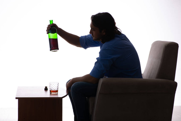 Alkoholismista kärsivä nuori mies - Valokuva, kuva