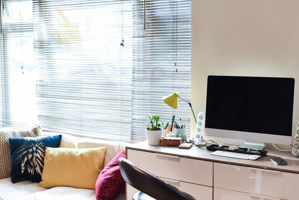 Домашняя рабочая зона с офисным столом, установленным в гостиной
 - Фото, изображение