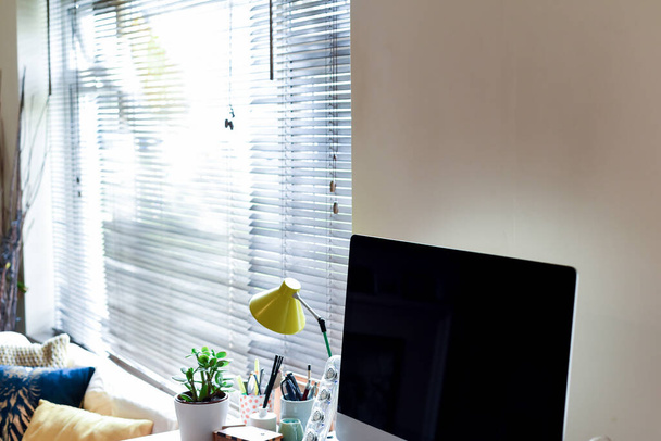Espace de travail à domicile avec bureau installé dans le salon
 - Photo, image