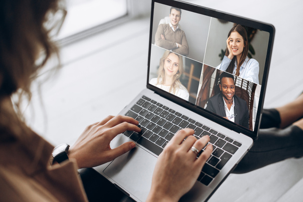 video konferencia üzleti kolléga komminacáció online szabadúszó távoli munka laptop férfi nő - Fotó, kép
