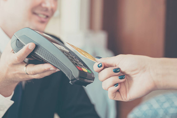 Zákazník platí bezkontaktní kreditní kartou s technologií NFC. Byznys muž držící kreditní karty - Fotografie, Obrázek