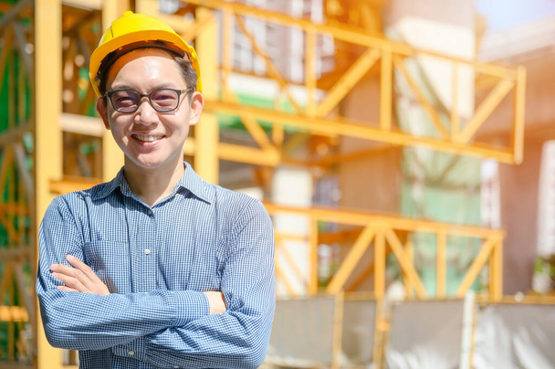 Nueva generación de ingenieros asiáticos están trabajando en el sitio de construcción. Se ve guapo e inteligente.
. - Foto, Imagen